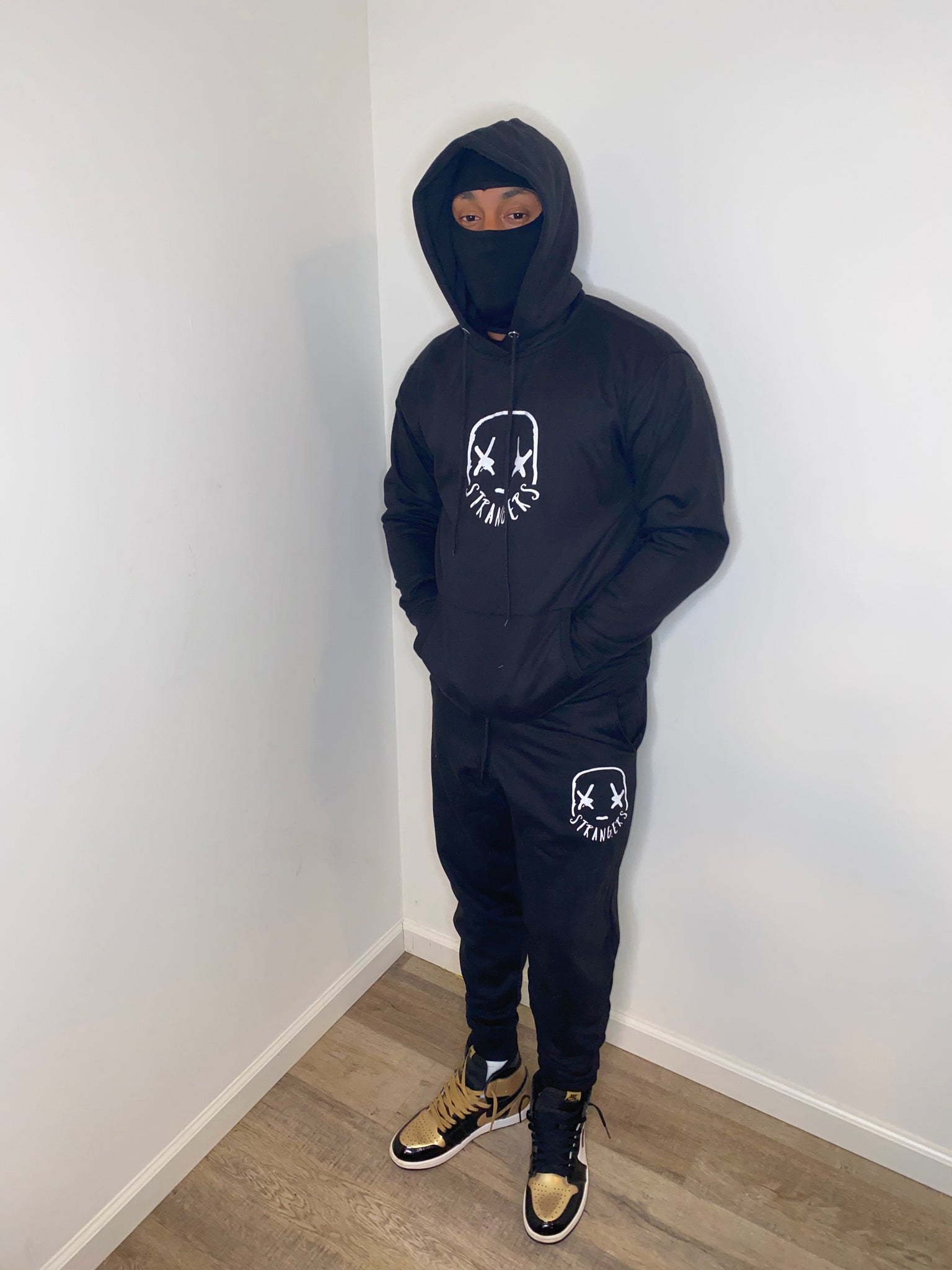 BLACK WHO SWEATSUIT